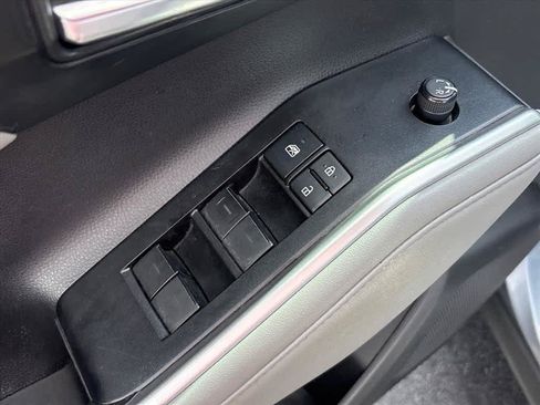 Used 2022 Toyota Highlander XLE AWD/4WD image 20