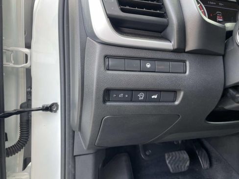 Used 2024 Nissan Rogue SV FWD image 24