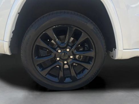 Used 2018 Jeep Grand Cherokee Altitude RWD image 35
