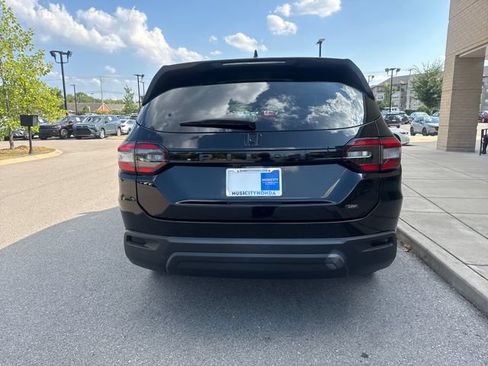 Used 2023 Honda Pilot LX image 3