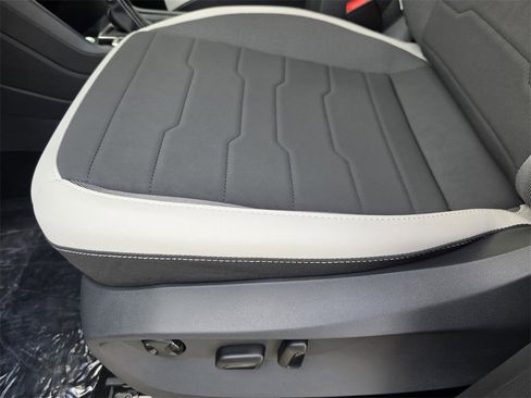 New 2025 Volkswagen Taos SE image 17
