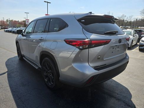 Used 2022 Toyota Highlander LE FWD image 5
