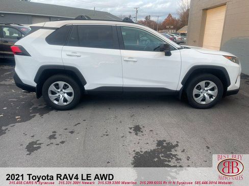 Used 2021 Toyota RAV4 LE AWD/4WD image 2