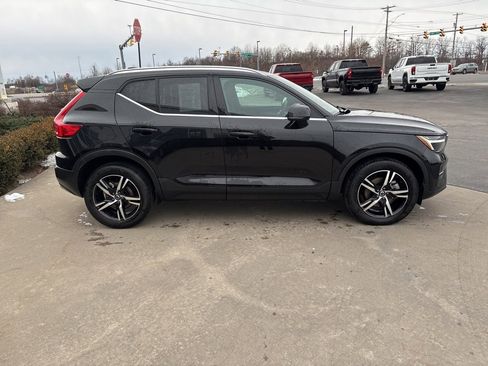 Certified 2025 Volvo XC40 B5 Core image 4