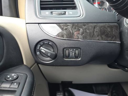 Used 2012 Chrysler Town & Country Touring-L w/ Entertainment Group #2 FWD image 17