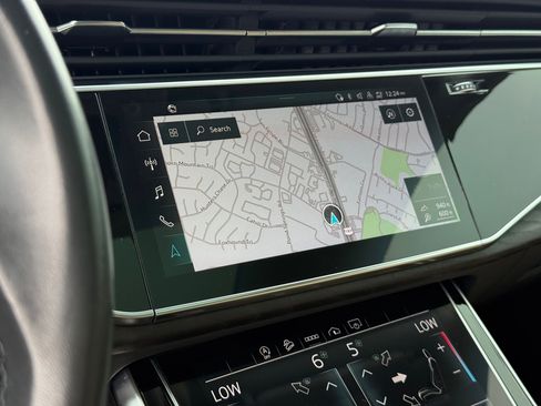 Used 2022 Audi Q8 Premium Plus image 18