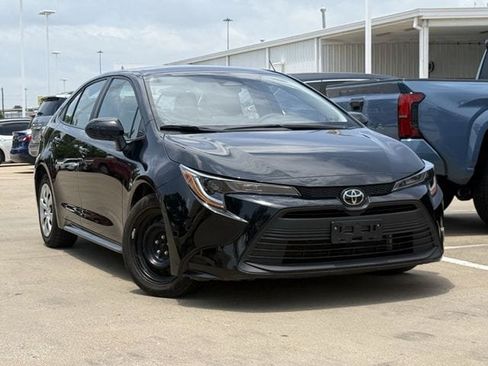 Used 2024 Toyota Corolla LE FWD image 2