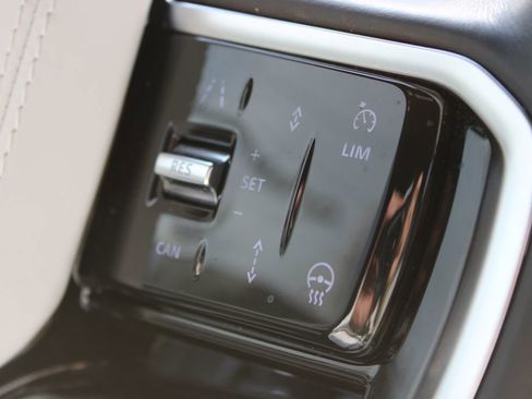 Used 2024 Land Rover Range Rover Sport SE AWD/4WD image 18