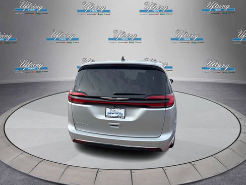 New 2026 Chrysler Pacifica Select image 4