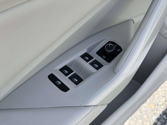 Used 2024 Volkswagen Jetta SE w/ Panoramic Sunroof Package FWD image 16