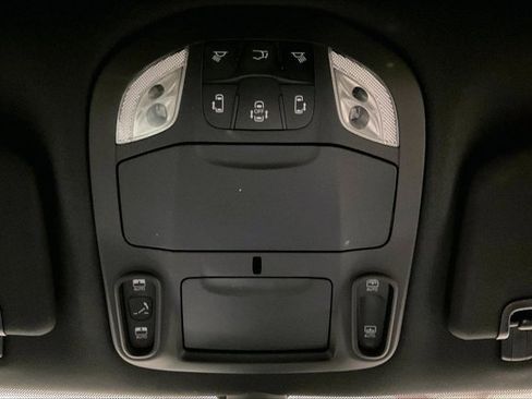 Used 2025 Chrysler Pacifica Limited FWD image 36