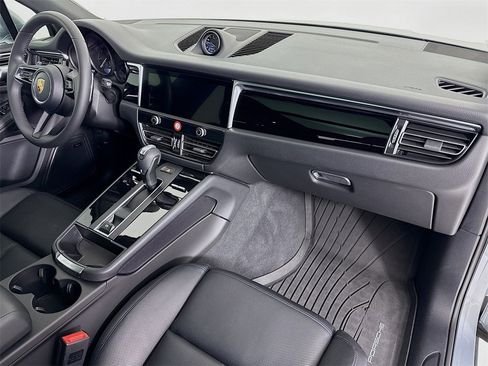 Certified 2025 Porsche Macan image 30