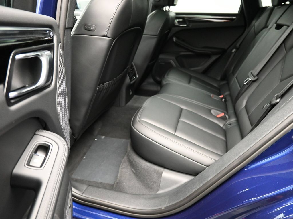 Certified 2025 Porsche Macan AWD/4WD image 23