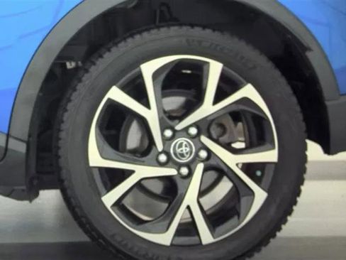 Used 2018 Toyota C-HR XLE FWD image 8