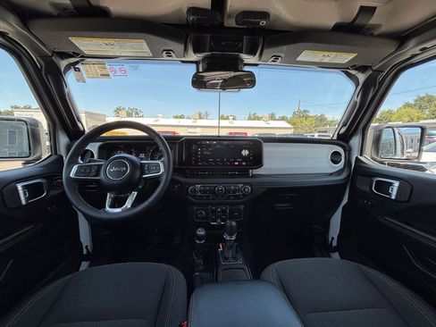 Used 2025 Jeep Wrangler Unlimited Sahara AWD/4WD image 33