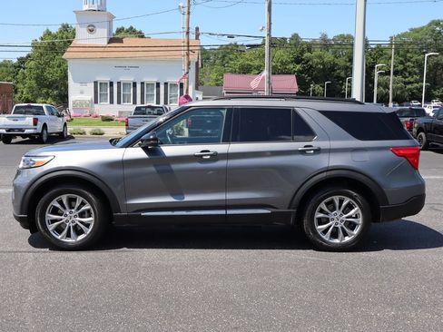 Used 2024 Ford Explorer XLT w/ Equipment Group 202A AWD/4WD image 18