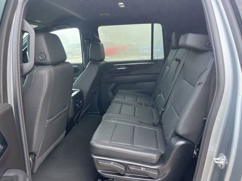 Used 2025 Chevrolet Suburban LT RWD image 34