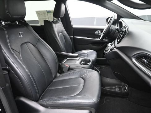 Used 2018 Chrysler Pacifica Touring-L Plus w/ Advanced Safetytec Group FWD image 9
