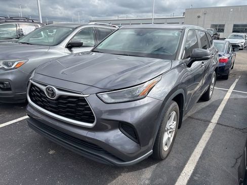 Used 2023 Toyota Highlander L FWD image 3