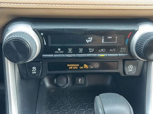 Used 2020 Toyota RAV4 LE w/ All Weather Liner Package AWD/4WD image 27