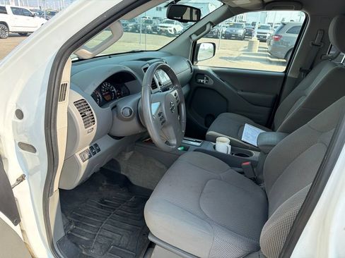 Used 2015 Nissan Frontier SV w/ SV Value Truck Package AWD/4WD image 11