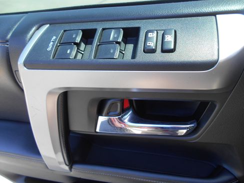 Used 2018 Toyota 4Runner SR5 AWD/4WD image 11