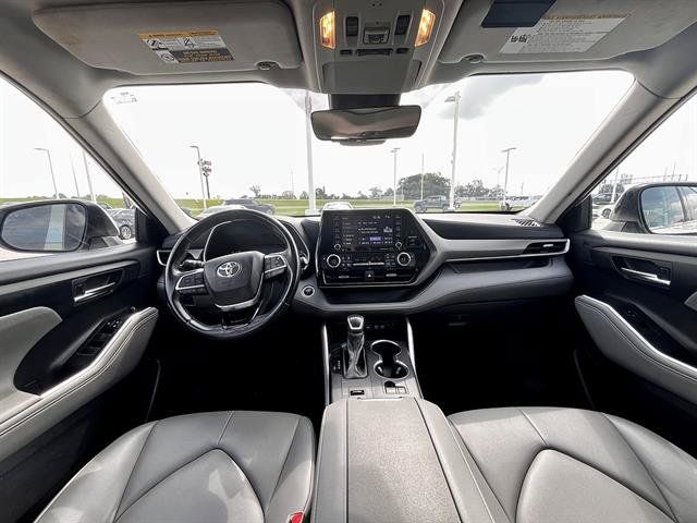 Used 2021 Toyota Highlander XLE FWD image 15