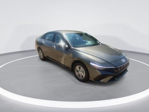 Used 2026 Hyundai Elantra SE FWD image 2
