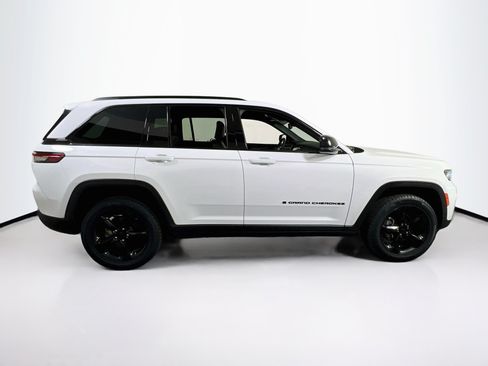 Used 2023 Jeep Grand Cherokee Altitude AWD/4WD image 4