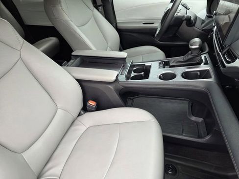 Used 2025 Toyota Sienna XLE FWD image 12