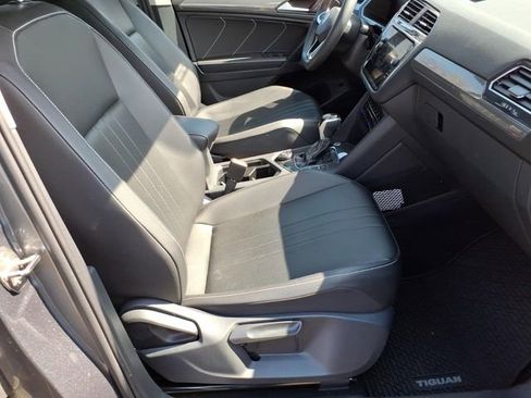Used 2022 Volkswagen Tiguan SE image 9
