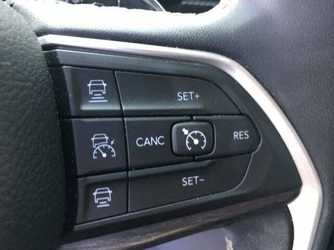 Used 2023 Jeep Grand Cherokee Limited image 10