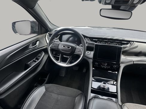 Used 2023 Jeep Grand Cherokee Altitude image 11