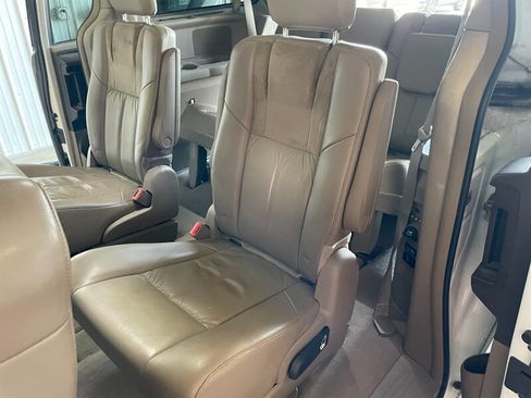 Used 2016 Chrysler Town & Country Limited Platinum FWD image 16