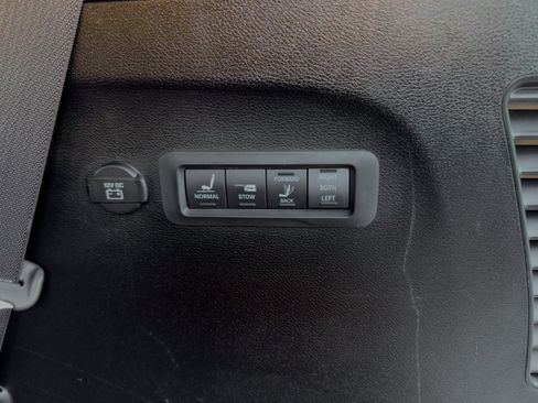 Used 2017 Chrysler Pacifica Limited FWD image 68