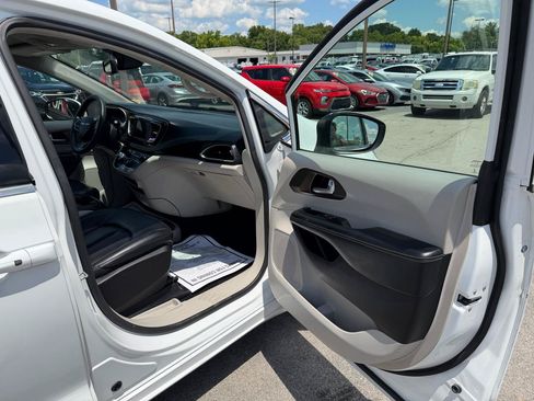 Used 2020 Chrysler Voyager Lxi FWD image 9