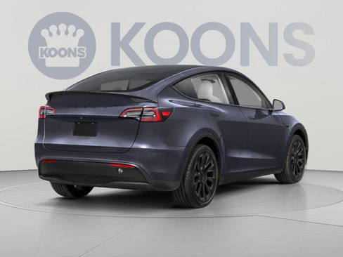 Used 2024 Tesla Model Y Long Range AWD/4WD image 2