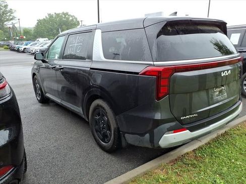 Used 2025 Kia Carnival FWD image 9