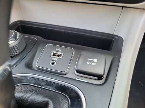 Used 2019 Jeep Cherokee Limited AWD/4WD image 21