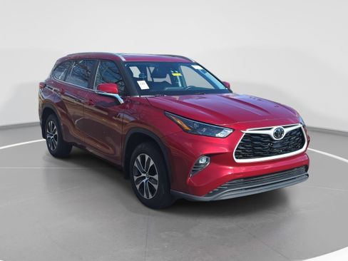 Used 2023 Toyota Highlander XLE image 3