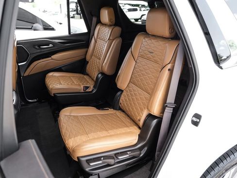 Used 2023 Cadillac Escalade Premium Luxury AWD/4WD image 44