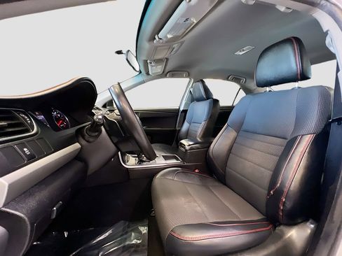 Used 2017 Toyota Camry SE image 18