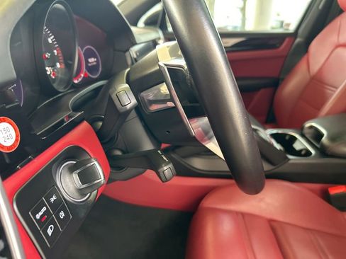 Used 2022 Porsche Cayenne w/ Premium Package Plus image 40