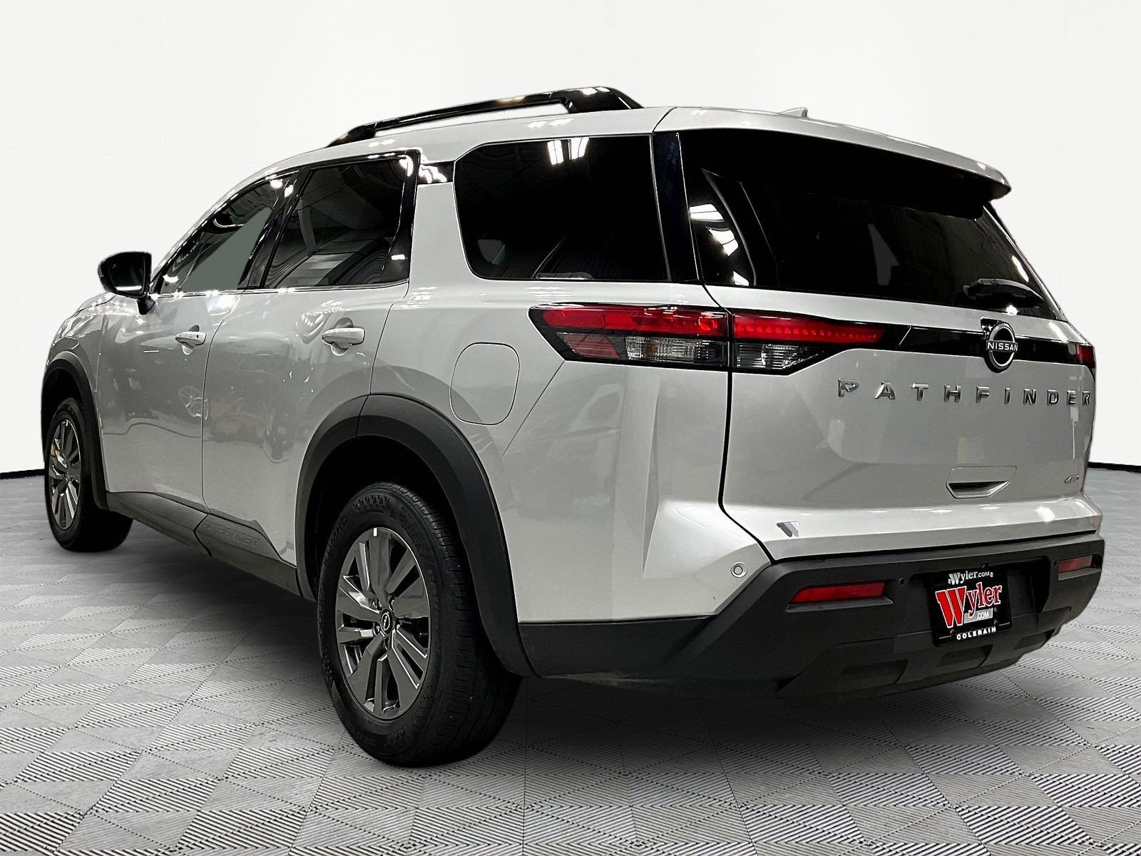 Used 2025 Nissan Pathfinder SV AWD/4WD image 4