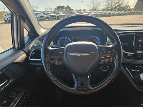 Used 2022 Chrysler Pacifica Touring image 14