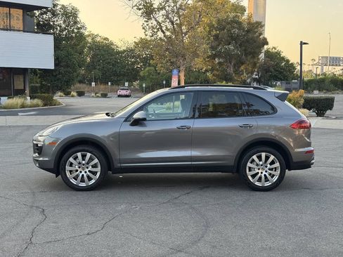 Used 2017 Porsche Cayenne S AWD/4WD image 2