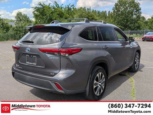 Used 2020 Toyota Highlander XLE AWD/4WD image 3