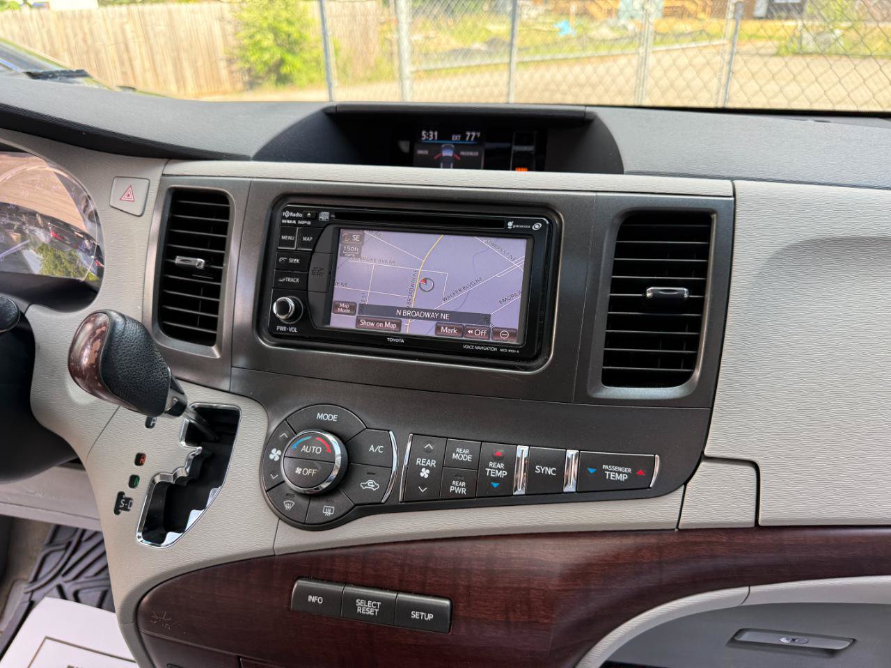 Used 2013 Toyota Sienna XLE w/ Entertainment Pkg FWD image 31