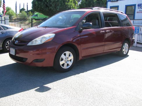 Used 2007 Toyota Sienna CE image 2