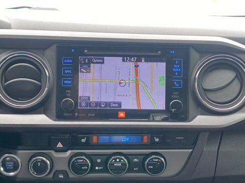 Used 2017 Toyota Tacoma TRD Off-Road AWD/4WD image 12